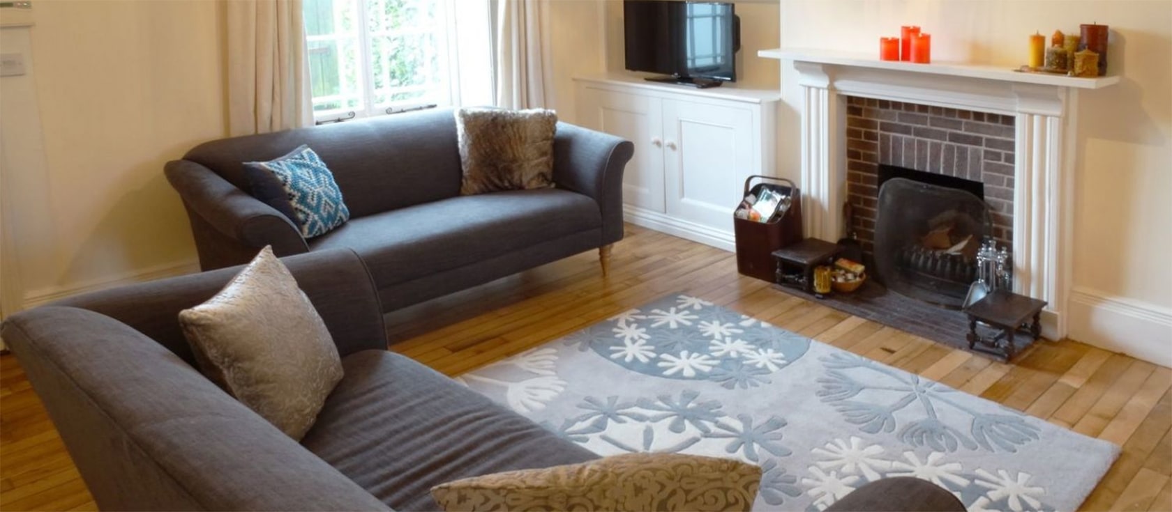 24 Victoria Road is a three bedroom 4-storey merchant house in Topsham with a games / cinema room & courtyard garden. There's ample room for six guests to spread out in the sitting room with open fire. Pubs and country walks are just a short walk away.