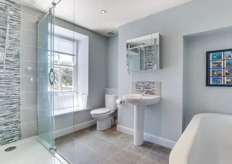 The bathroom at 26 Chapel Street, Penzance