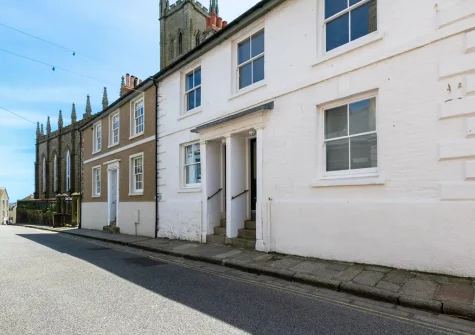 26 Chapel Street is an attractive townhouse with coastal walks from the door
