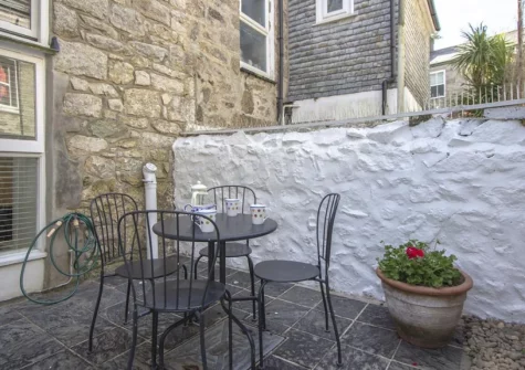 The courtyard & outdoor sitting area at 26 Wesley Place, St Ives