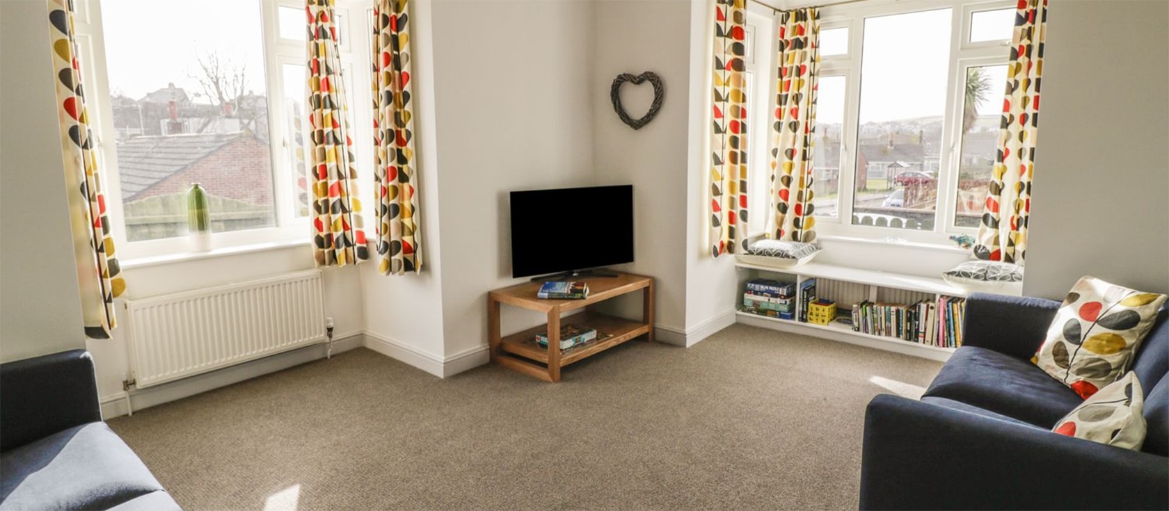 27 Berries Avenue, Bude is a modern three bedroom detached family home within walking distance to shops, pubs, Bude Canal & beach. Ideal for six, it has two bathrooms, modern kitchen with dishwasher, enclosed garden & games room stocked with games, toys & TV.