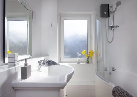 The bathroom at 3 Bayview, Torcross