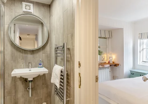 The shower room at 3 Copper Kettle, St Ives
