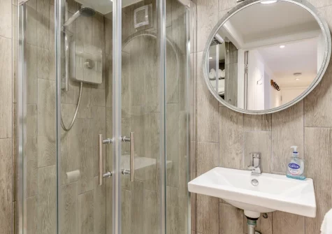 The shower room at 3 Copper Kettle, St Ives