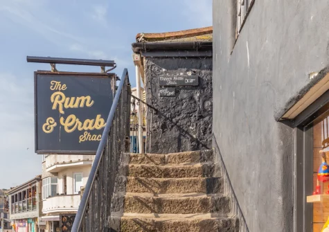 3 Copper Kettle is an incredibly stylish apartment on St Ives' busy harbour front above The Rum & Crab Shack restaurant bar