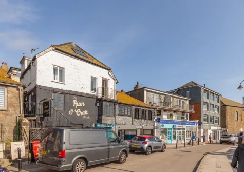 3 Copper Kettle is an incredibly stylish apartment on St Ives' busy harbour front above The Rum & Crab Shack restaurant bar
