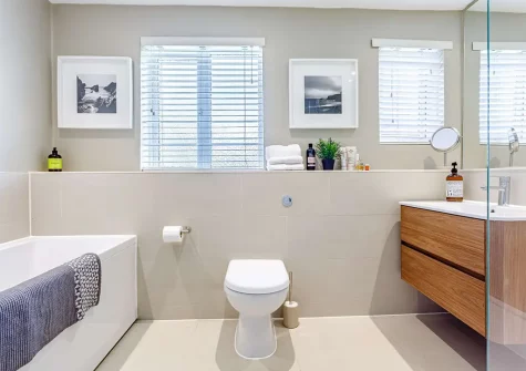 The bathroom at 3 Gabberwell Cottages, Kingston