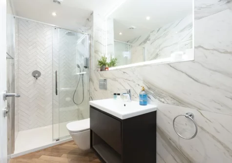 Bedroom #1 en-suite shower room at 3 Oasis Sands, Newquay