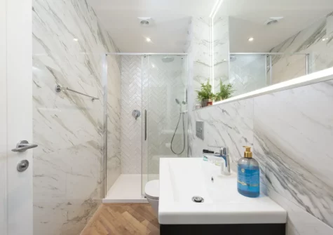 Bedroom #1 en-suite shower room at 3 Oasis Sands, Newquay