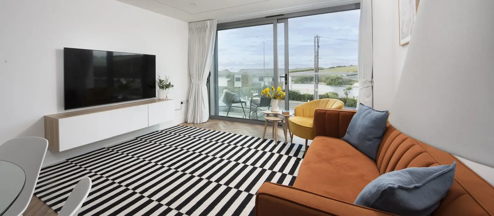 3 Oasis Sands, Newquay is a luxurious two-bedroom apartment with stunning sea views, just steps from Porth Beach. Enjoy modern amenities, a private balcony, and direct beach access—perfect for families seeking a memorable Cornish coastal escape.