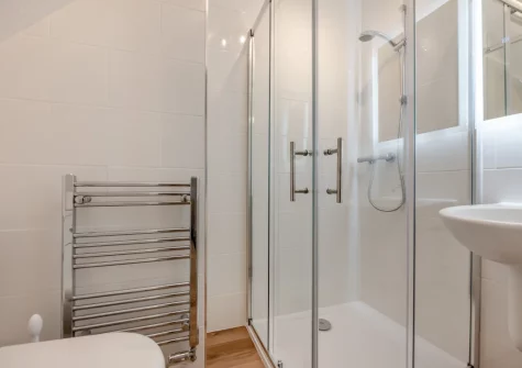 Bedroom #1 en-suite shower room at 3 Pentyre House, Padstow