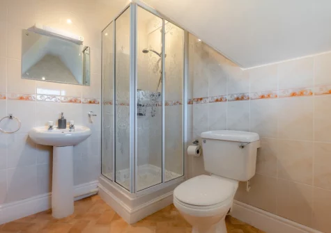 Bedroom #2 en-suite shower room at 3 Pentyre House, Padstow