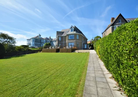 3 Pentyre House is a generous Padstow apartment with picturesque views out over the River Camel