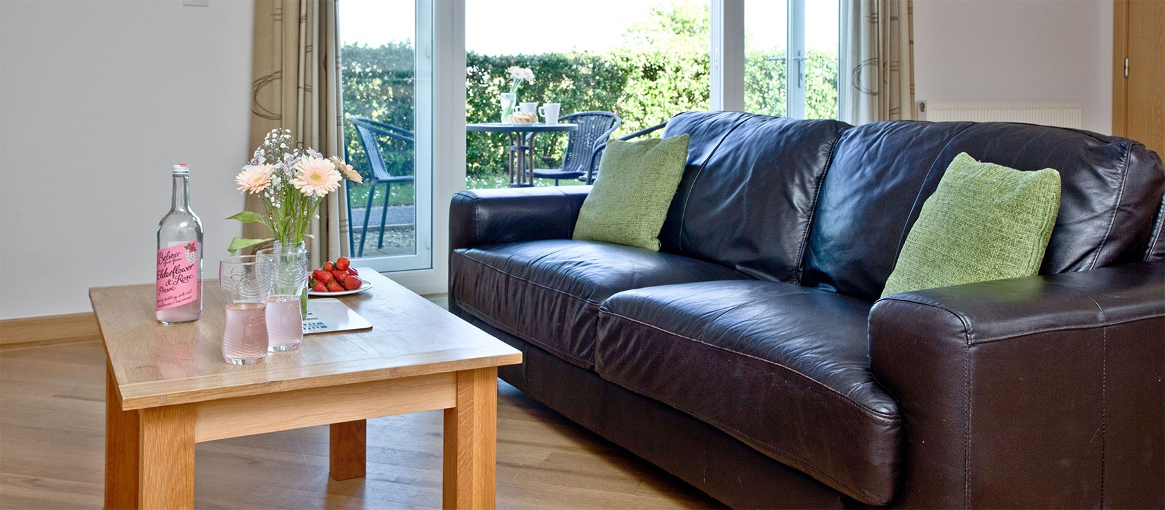 3 Red Rock, Dawlish Warren is a three bedroom apartment close to the sandy beach. The open plan living area includes a modern kitchen & sliding doors lead out to the patio. Well-appointed with off-road parking, it is a short walk from cafés, pubs & shops.