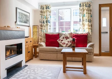 3 White House Close, Instow is a charming 2-bedroom coastal cottage with stunning sea views, private sun-trapped courtyard, and easy beach access. Perfect for exploring North Devon's golden shores, picturesque villages, and coastal attractions.
