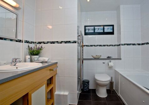 The bathroom at 31 Bredon Court, Newquay