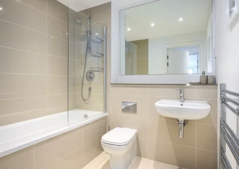 The bathroom at 32 One Lusty Glaze, Newquay