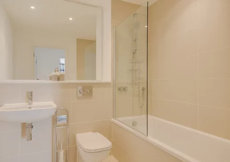 The bathroom at 34 The Dunes, Perranporth
