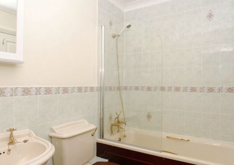 The bathroom @ 39 Moorings Reach, Brixham