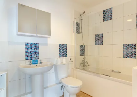 The bathroom at 4 Admiralty Court, Looe