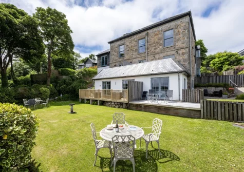 The shared garden & alfresco dining area at 4 Fernhill, Carbis Bay