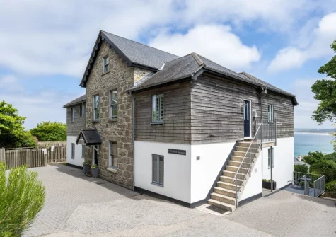 4 Fernhill is a is a charming ground-floor apartment with stunning sea views