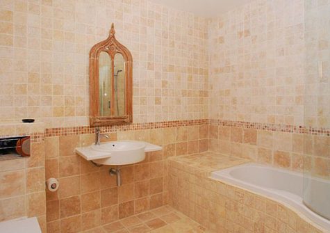 The en-suite to bedroom #1 @ 4 Fish Cellars