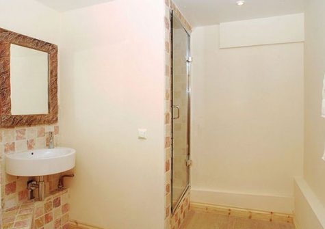 The shower & steam room @ 4 Fish Cellars
