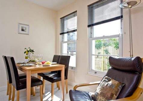 The dining area at 4 Hunters Moon, Torquay