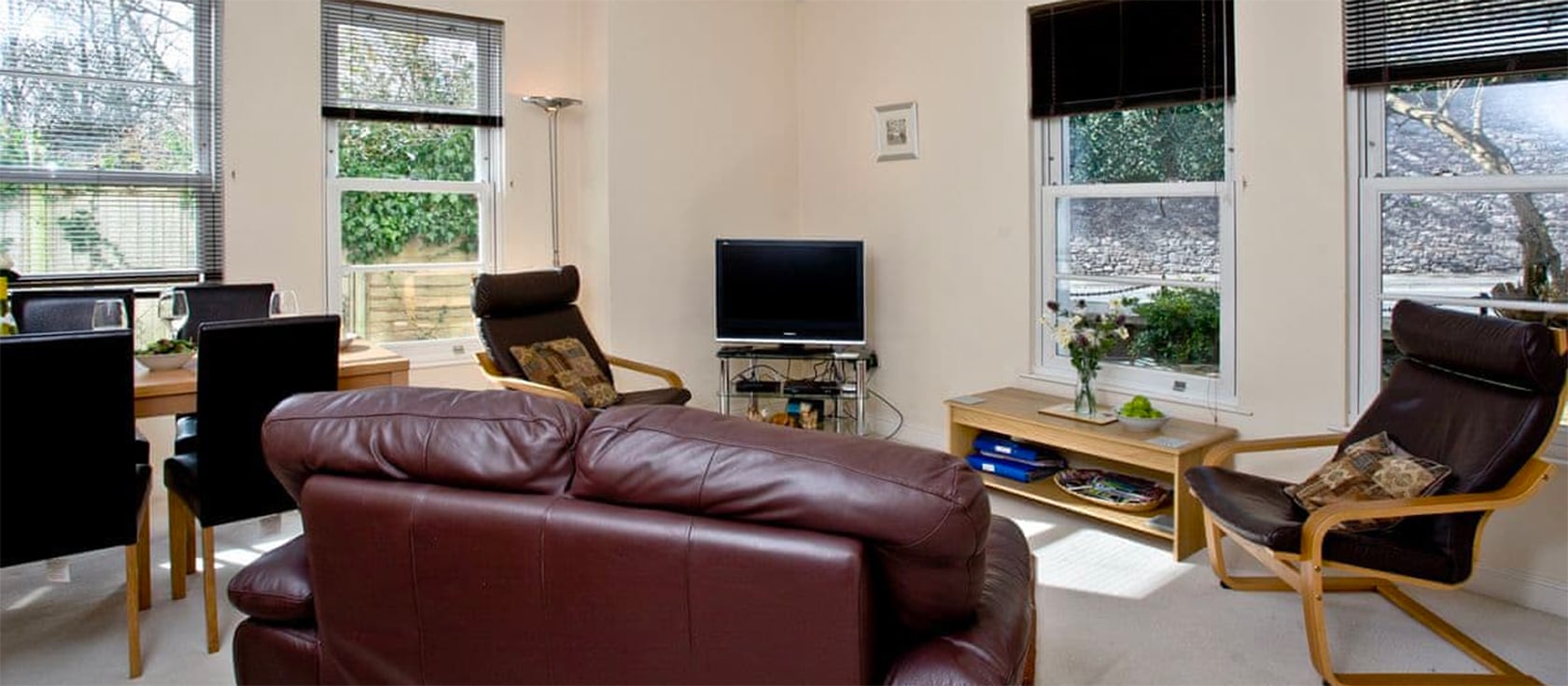 4 Hunter's Moon is a stylish two bedroom apartment in a small collection of private holiday residences located between Torquay's harbour area and Babbacombe. The apartment features neutral decor throughout, giving it a light and airy feel.