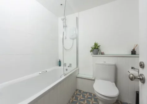 Bedroom #1 en-suite bathroom at 4 Quayside, Fowey