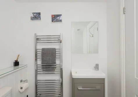 Bedroom #1 en-suite bathroom at 4 Quayside, Fowey