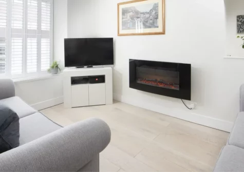 4 Quayside, Fowey is a generous four-bedroom apartment positioned metres from the water's edge in this enchanting harbour town, featuring light-filled modern interiors, Smart TVs throughout, and immediate access to Fowey's galleries and waterfront.