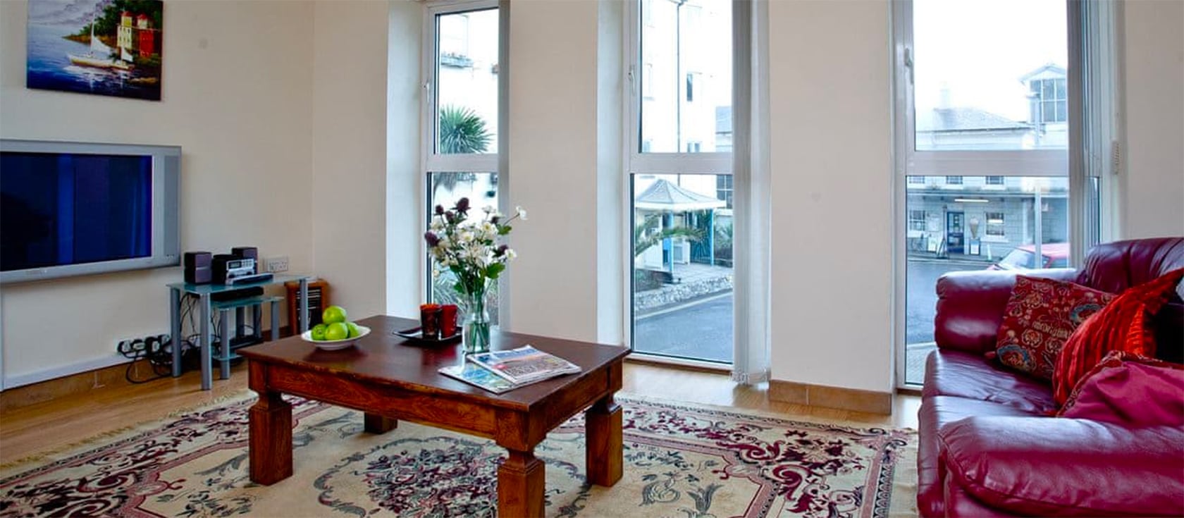 4 Richmond House is in the charming Victorian seaside resort of Dawlish. This one-bedroom apartment on the first floor is light, airy, and well equipped for two guests. It has parking nearby and is within easy walking distance of beach and town.