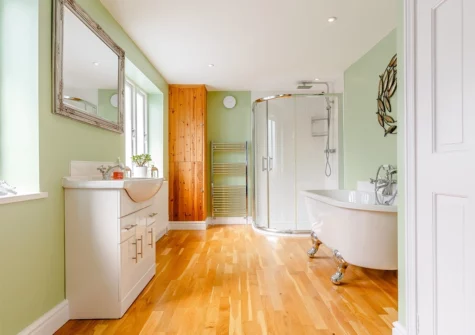 The bathroom at 4 Rocklands, Brixham