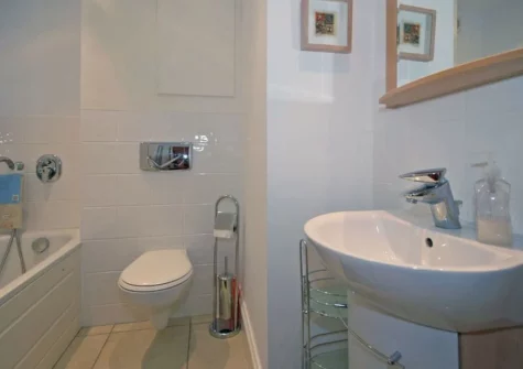 The bathroom at 4 Seashore, Newquay