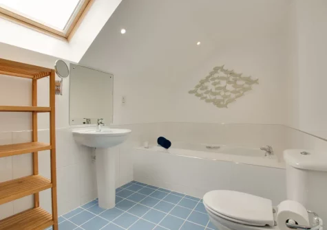 The bathroom at 4 St Elvans Courtyard, Porthleven
