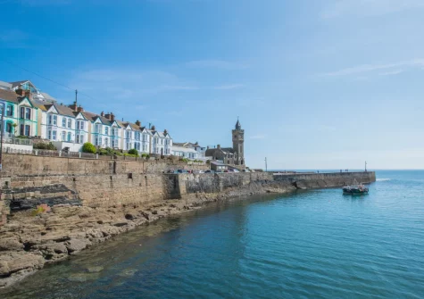 4 St Elvans Courtyard is an attractive, duplex apartment in a modern development overlooking Porthleven Harbour