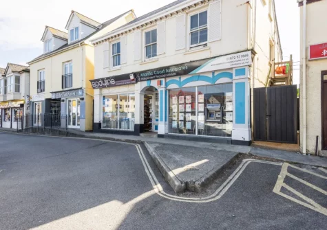 4 Tywarnhayle Square is a refurbished duplex beach apartment, moments from the beach & right in the heart of Perranporth