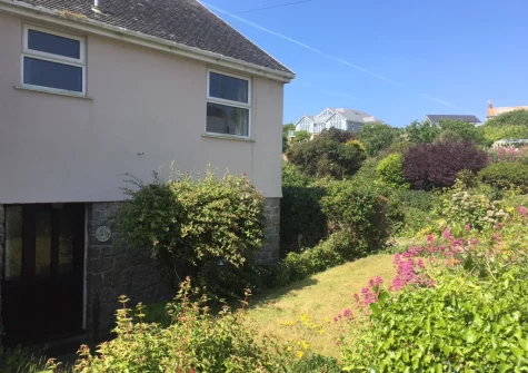 4 Withey Cottages is a spacious holiday home in Perranuthnoe with beautiful sea views & backing onto the coastal path