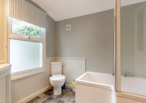 The bathroom at 45 North Street, Fowey