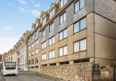 46 Carrack Widden is a light & bright holiday apartment boasting breathtaking sea views