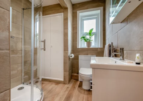 The en-suite shower room at 5 Pentyre House, Padstow
