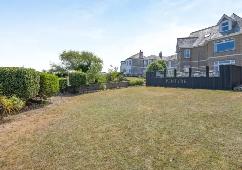 5 Pentyre Houseis a spacious & comfortable first-floor apartment in an imposing Victorian house located near Padstow Harbour