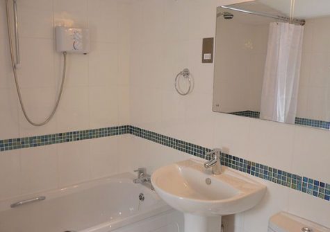 The bathroom @ 5 Torwood Gables, Torquay