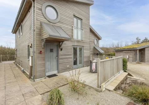 55 Una, a contemporary lodge, is set over two floors, with an open plan living, dining & kitchen space upstairs