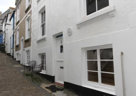 6 Baileys Lane is a delightful four-storey sea captain's cottage, retaining many original features, in St Ives