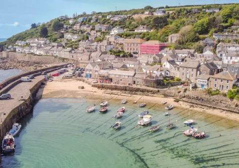 6 Fishermans Square is a captivating cottage overlooking the picturesque harbour in the heart of historic Mousehole