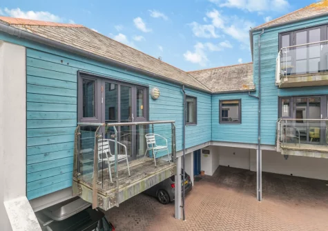 6 St Elvan's is a retty apartment in Porthleven with great open-plan living space & tasteful decor