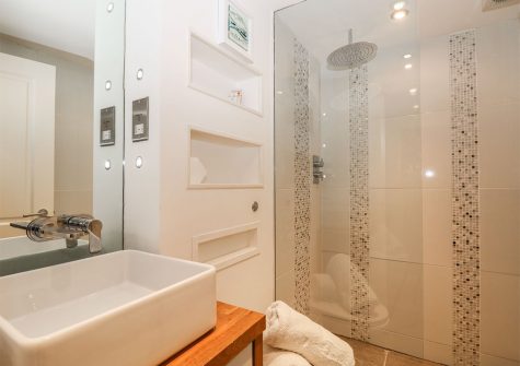 The first floor bathroom at 62 Esplanade, Fowey